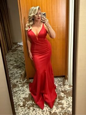 Red Jovani V‑Neck Mermaid Gown - Size 8